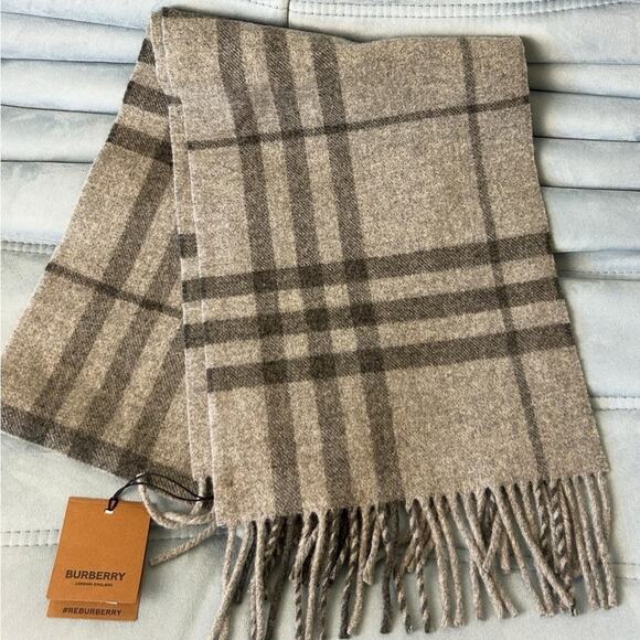 Burberry Grey Wool Scarf NWT 168cm*28cm - Picture 5 of 6